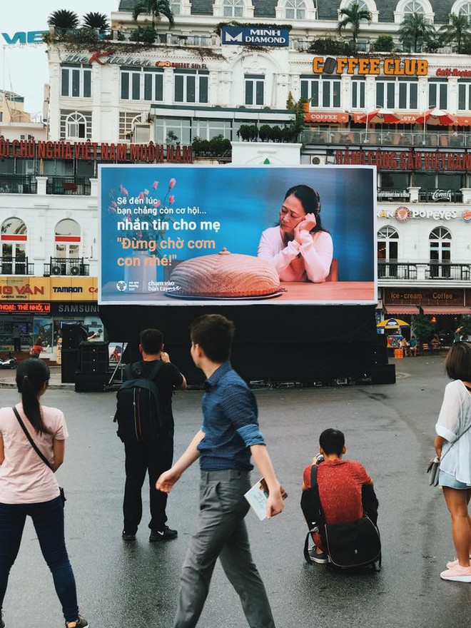 Người Hà Nội rưng rưng trước màn hình billboard có câu hỏi: Đã bao lâu bạn chưa chạm vào bàn tay mẹ?  - Ảnh 4.