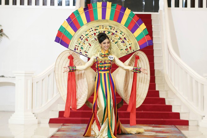 Giới thiệu bản thân bằng tiếng Anh, thí sinh Hoa hậu Hoàn vũ như hét vào mặt khán giả  - Ảnh 5.