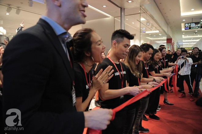 Tới trưa lượng khách vẫn đổ về H&M, quầy thanh toán xếp hàng dài - Ảnh 15. Tới trưa lượng khách vẫn đổ về H&M, quầy thanh toán xếp hàng dài - Ảnh 15.