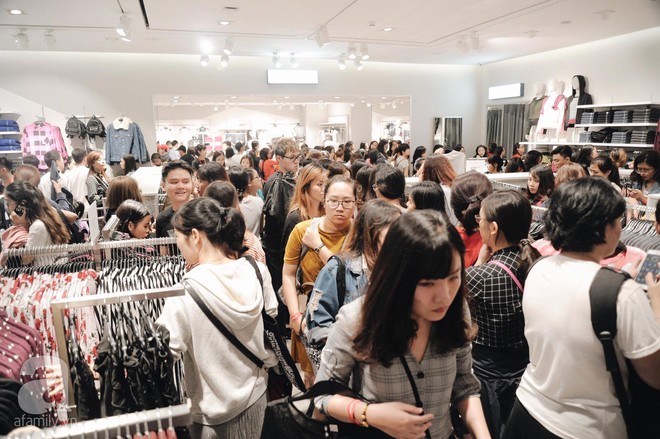 Tới trưa lượng khách vẫn đổ về H&M, quầy thanh toán xếp hàng dài - Ảnh 24. Tới trưa lượng khách vẫn đổ về H&M, quầy thanh toán xếp hàng dài - Ảnh 24.