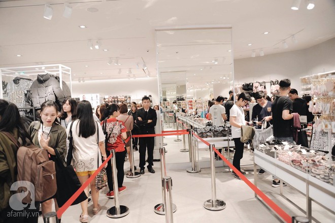 Tới trưa lượng khách vẫn đổ về H&M, quầy thanh toán xếp hàng dài - Ảnh 26. Tới trưa lượng khách vẫn đổ về H&M, quầy thanh toán xếp hàng dài - Ảnh 26.