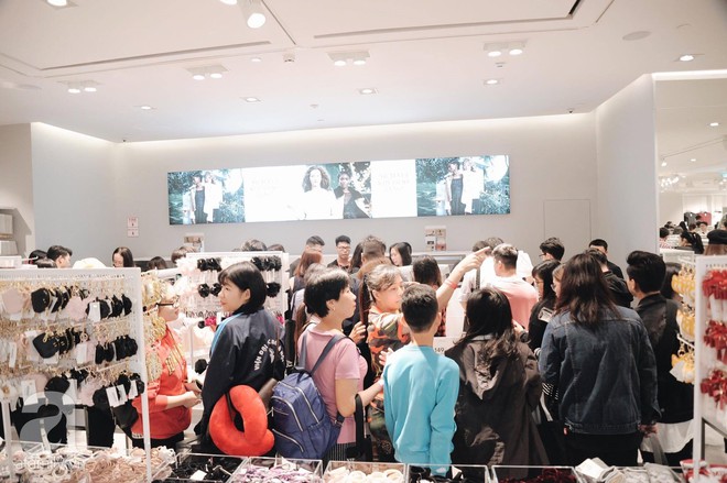 Tới trưa lượng khách vẫn đổ về H&M, quầy thanh toán xếp hàng dài - Ảnh 28. Tới trưa lượng khách vẫn đổ về H&M, quầy thanh toán xếp hàng dài - Ảnh 28.