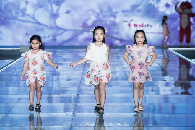 Gia đình MC Phan Anh diện áo dài cách tân kết màn Tuần lễ thời trang Thiếu nhi 2017 - Ảnh 19.