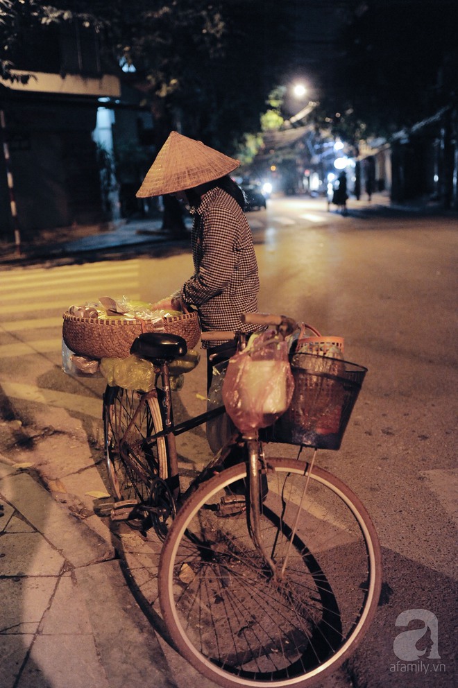 [20/10] Theo chân những phụ nữ Việt vất vả mưu sinh trong đêm và nụ cười bừng sáng ngày lễ dành cho chính họ - Ảnh 5.