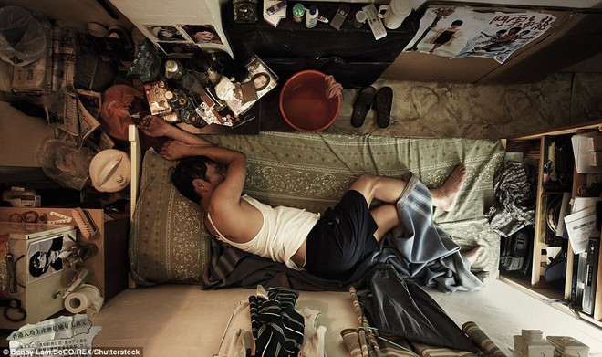 Số phận những người nghèo ở Hong Kong: ngủ không được duỗi thẳng chân, nấu ăn bên cạnh bồn cầu - Ảnh 1.