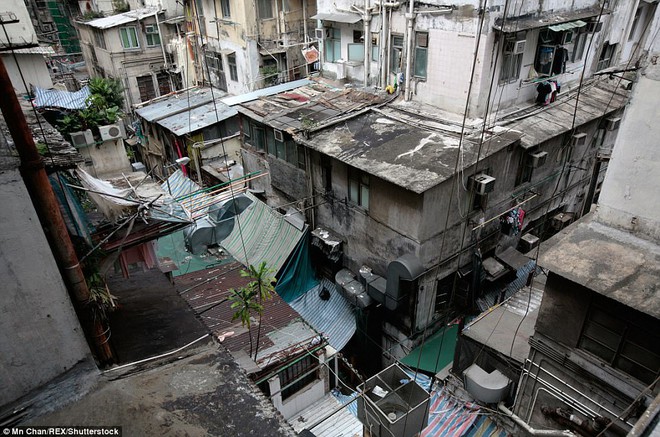 Số phận những người nghèo ở Hong Kong: ngủ không được duỗi thẳng chân, nấu ăn bên cạnh bồn cầu - Ảnh 8.