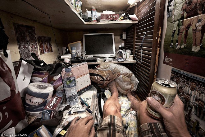 Số phận những người nghèo ở Hong Kong: ngủ không được duỗi thẳng chân, nấu ăn bên cạnh bồn cầu - Ảnh 3.