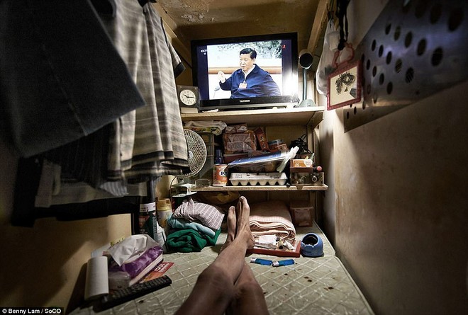 Số phận những người nghèo ở Hong Kong: ngủ không được duỗi thẳng chân, nấu ăn bên cạnh bồn cầu - Ảnh 15.