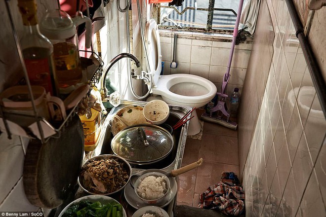 Số phận những người nghèo ở Hong Kong: ngủ không được duỗi thẳng chân, nấu ăn bên cạnh bồn cầu - Ảnh 6.