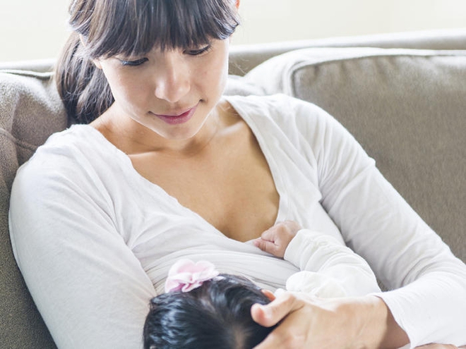 Mẹ nào đang áp dụng lịch trình ăn - chơi - ngủ cho trẻ sơ sinh bú mẹ thì cần suy nghĩ lại ngay - Ảnh 2.