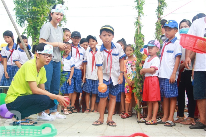 Trẻ em vùng quê đội nắng, thích thú khi được xem phim, chơi trò chơi miễn phí - Ảnh 11.