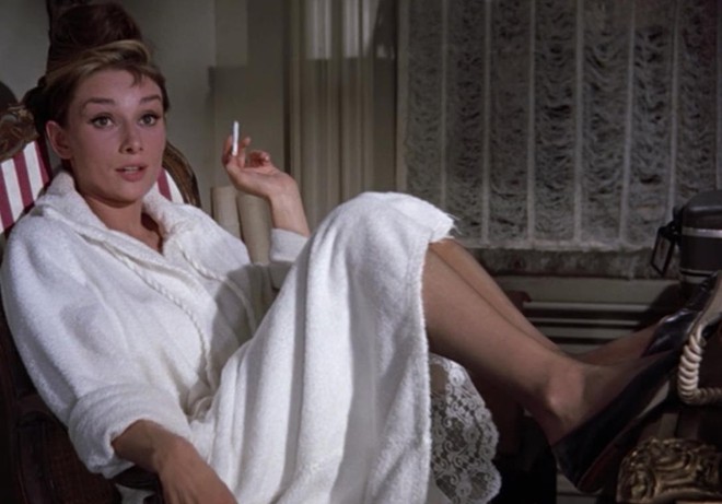 Đến Audrey Hepburn - biểu tượng thời trang bất hủ mọi thời đại, cũng trung thành với giày bệt xinh xắn - Ảnh 9. Đến Audrey Hepburn - biểu tượng thời trang bất hủ mọi thời đại, cũng trung thành với giày bệt xinh xắn - Ảnh 9.