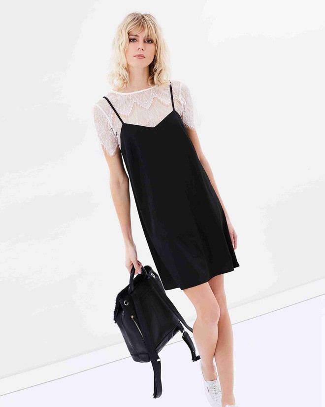 Mấy ngày trời lạnh lạnh, hãy thử những cách kết hợp này với váy slip dress xem sao! - Ảnh 1.