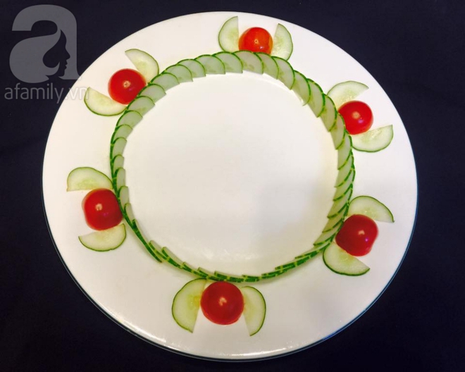 Chỉ với cà chua và dưa chuột bạn đã có thể trang trí đĩa ăn cực bắt mắt - Ảnh 7.