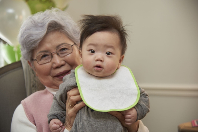 Mẹ trẻ nổi đóa vì bà nội có sở thích kỳ lạ: Vạch ti nhử cháu bú bà, đưa cháu ăn rong khắp xóm - Ảnh 2.