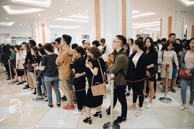 Tới trưa lượng khách vẫn đổ về H&M, quầy thanh toán xếp hàng dài - Ảnh 5. Tới trưa lượng khách vẫn đổ về H&M, quầy thanh toán xếp hàng dài - Ảnh 5.