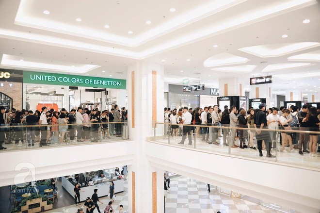 Tới trưa lượng khách vẫn đổ về H&M, quầy thanh toán xếp hàng dài - Ảnh 6. Tới trưa lượng khách vẫn đổ về H&M, quầy thanh toán xếp hàng dài - Ảnh 6.