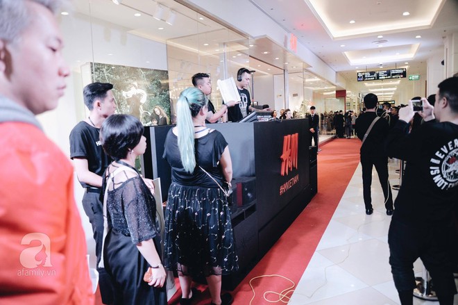 Tới trưa lượng khách vẫn đổ về H&M, quầy thanh toán xếp hàng dài - Ảnh 7. Tới trưa lượng khách vẫn đổ về H&M, quầy thanh toán xếp hàng dài - Ảnh 7.