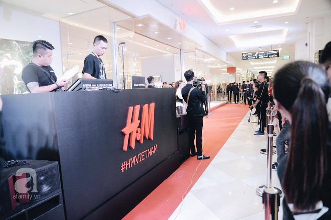 Tới trưa lượng khách vẫn đổ về H&M, quầy thanh toán xếp hàng dài - Ảnh 8. Tới trưa lượng khách vẫn đổ về H&M, quầy thanh toán xếp hàng dài - Ảnh 8.