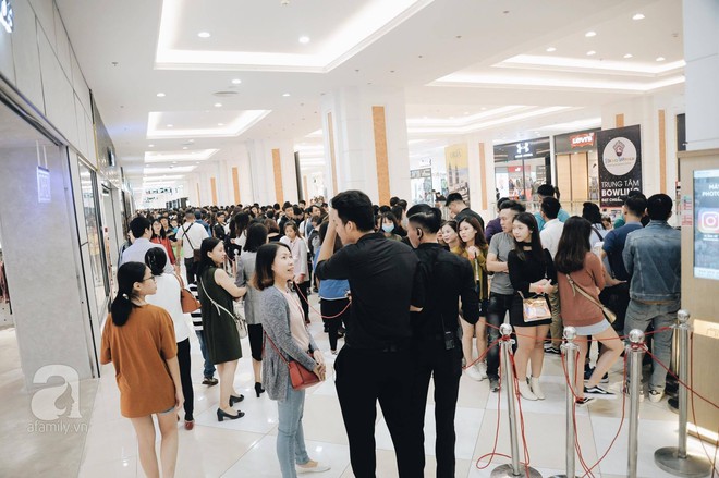 Tới trưa lượng khách vẫn đổ về H&M, quầy thanh toán xếp hàng dài - Ảnh 11. Tới trưa lượng khách vẫn đổ về H&M, quầy thanh toán xếp hàng dài - Ảnh 11.