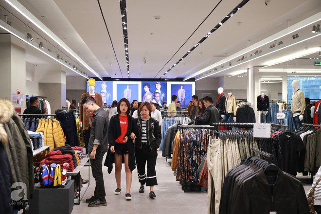 Zara Hà Nội khai trương: trưa lượng người kéo đến chật cứng cả 3 tầng - Ảnh 11. Zara Hà Nội khai trương: trưa lượng người kéo đến chật cứng cả 3 tầng - Ảnh 11.
