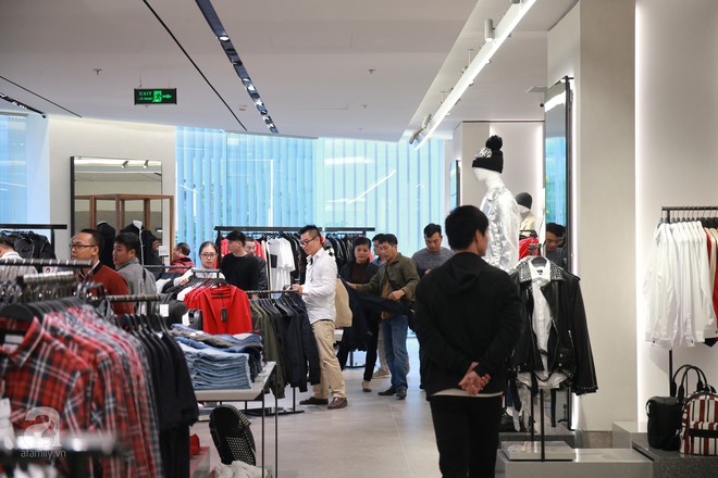Zara Hà Nội khai trương: trưa lượng người kéo đến chật cứng cả 3 tầng - Ảnh 14. Zara Hà Nội khai trương: trưa lượng người kéo đến chật cứng cả 3 tầng - Ảnh 14.