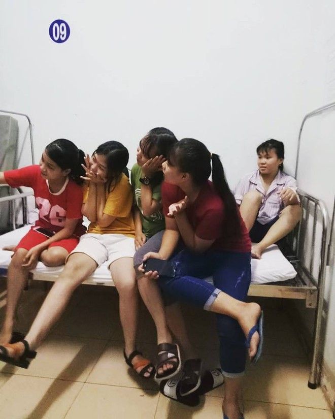 Bạn có đám bạn thân đểu không tả được thế này không: đến thăm người ốm, ăn hết cả đồ bồi dưỡng rồi về? - Ảnh 1.