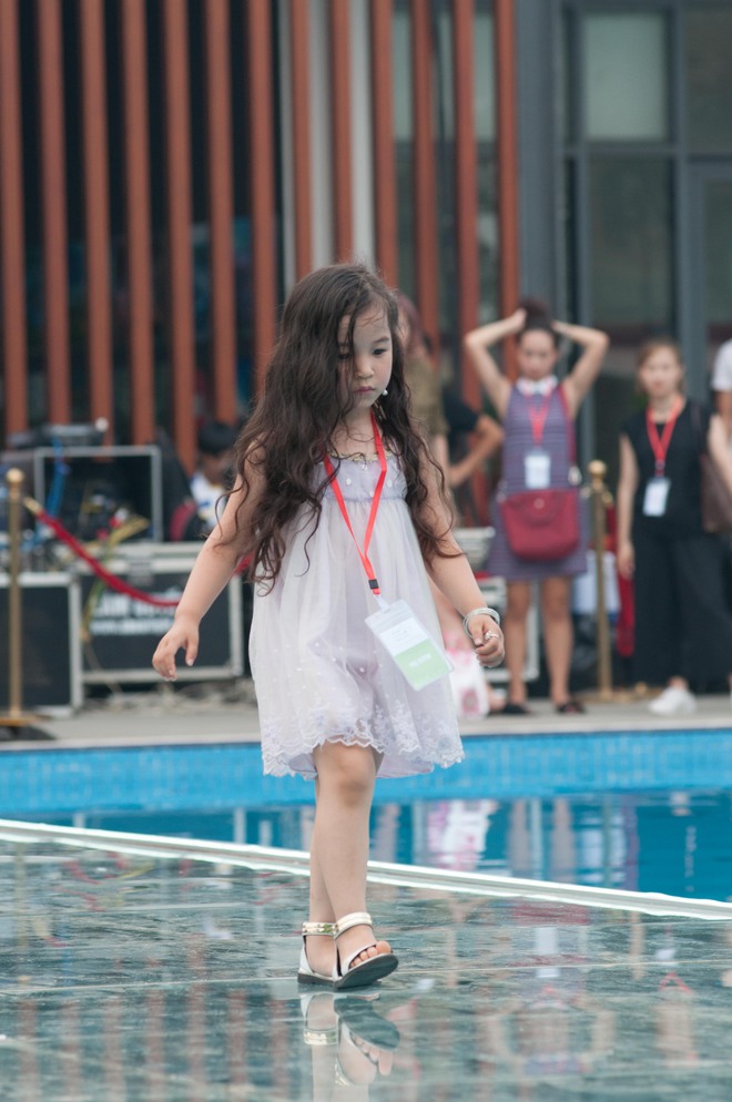 Dàn mẫu nhí thử nghiệm sàn diễn trên mặt nước trong buổi tổng duyệt của Tuần lễ thời trang Thiếu nhi 2017 - Ảnh 7.