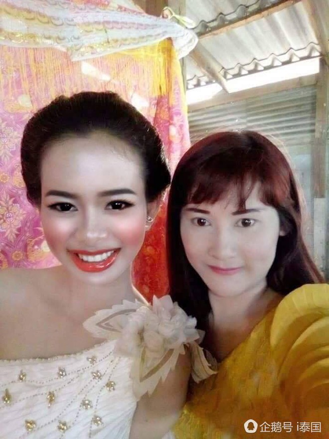 Cô dâu chú rể uất hận vì thuê nhầm thợ make up “mất tâm”, hóa trang như hề trong ngày cưới - Ảnh 8. Cô dâu chú rể uất hận vì thuê nhầm thợ make up “mất tâm”, hóa trang như hề trong ngày cưới - Ảnh 8.