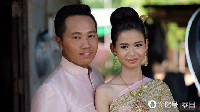 Cô dâu chú rể uất hận vì thuê nhầm thợ make up “mất tâm”, hóa trang như hề trong ngày cưới - Ảnh 5. Cô dâu chú rể uất hận vì thuê nhầm thợ make up “mất tâm”, hóa trang như hề trong ngày cưới - Ảnh 5.