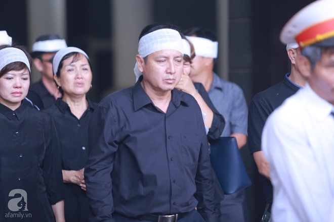 Ch&iacute; Trung - Ngọc Huyền n&eacute;n kh&oacute;c trong đ&aacute;m tang mẹ - Ảnh 22.