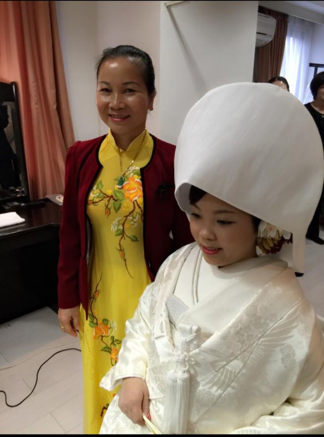 Cô dâu Việt kể chuyện mặc áo nặng như chăn bông, mẹ chồng khóc nức nở trong đám cưới - Ảnh 4.