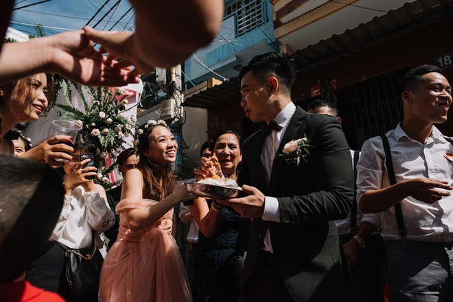 Một thập kỷ yêu và đám cưới “bá đạo” cô dâu mời nguyên dàn phù rể uống nước tương xá xị - Ảnh 4.