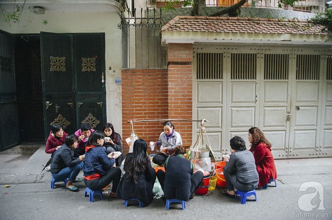 Gánh chè trôi mộc mạc 30 năm ngõ Tô Hoàng, bán hết veo trong vòng 2 tiếng, nếu muốn ăn nhớ đừng mang tiền chẵn - Ảnh 1.