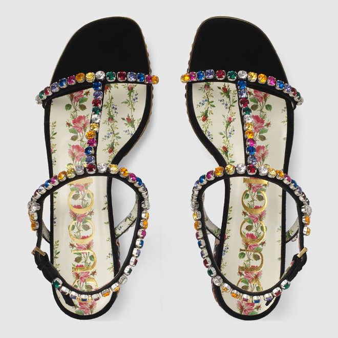 Sau đôi sneaker 20cm, Hà Hồ lại tiếp tục sắm thêm đôi sandal lóng lánh nhìn lóa hết cả mắt - Ảnh 4. Sau đôi sneaker 20cm, Hà Hồ lại tiếp tục sắm thêm đôi sandal lóng lánh nhìn lóa hết cả mắt - Ảnh 4.