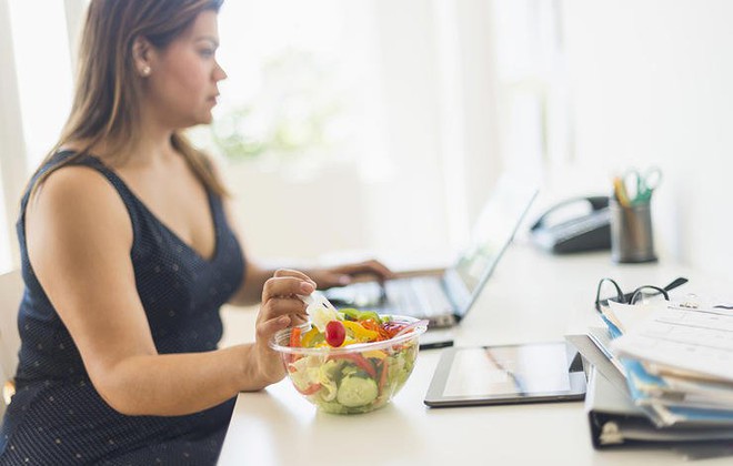 Sai lầm trong việc giảm cân tại nơi làm việc khiến bạn ăn rất ít nhưng vẫn tròn quay - Ảnh 4.
