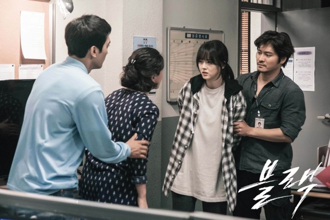 Phim của Song Seung Hun - Go Ara hé lộ loạt cảnh quay bí ẩn khiến ai cũng muốn xem - Ảnh 9.