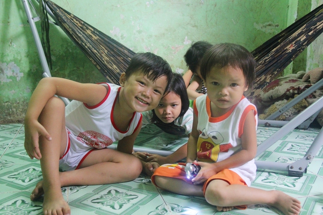 Ông ngoại của 6 đứa trẻ bị nhốt trong nhà, trần truồng gào khóc dưới mưa: Tôi không dám nhận tiền giúp đỡ của ai - Ảnh 6. Ông ngoại của 6 đứa trẻ bị nhốt trong nhà, trần truồng gào khóc dưới mưa: Tôi không dám nhận tiền giúp đỡ của ai - Ảnh 6.