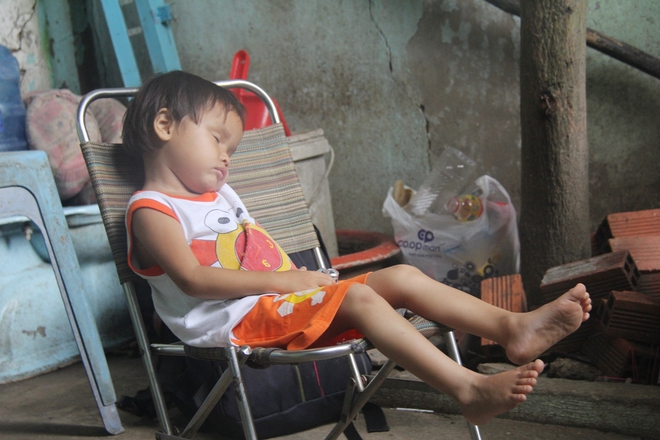 Ông ngoại của 6 đứa trẻ bị nhốt trong nhà, trần truồng gào khóc dưới mưa: Tôi không dám nhận tiền giúp đỡ của ai - Ảnh 10. Ông ngoại của 6 đứa trẻ bị nhốt trong nhà, trần truồng gào khóc dưới mưa: Tôi không dám nhận tiền giúp đỡ của ai - Ảnh 10.