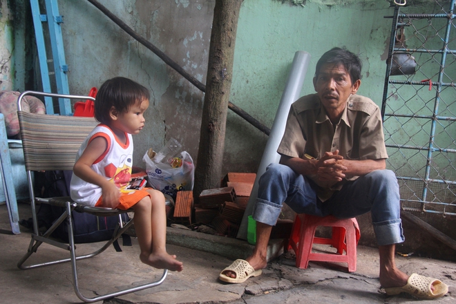 Ông ngoại của 6 đứa trẻ bị nhốt trong nhà, trần truồng gào khóc dưới mưa: Tôi không dám nhận tiền giúp đỡ của ai - Ảnh 3. Ông ngoại của 6 đứa trẻ bị nhốt trong nhà, trần truồng gào khóc dưới mưa: Tôi không dám nhận tiền giúp đỡ của ai - Ảnh 3.