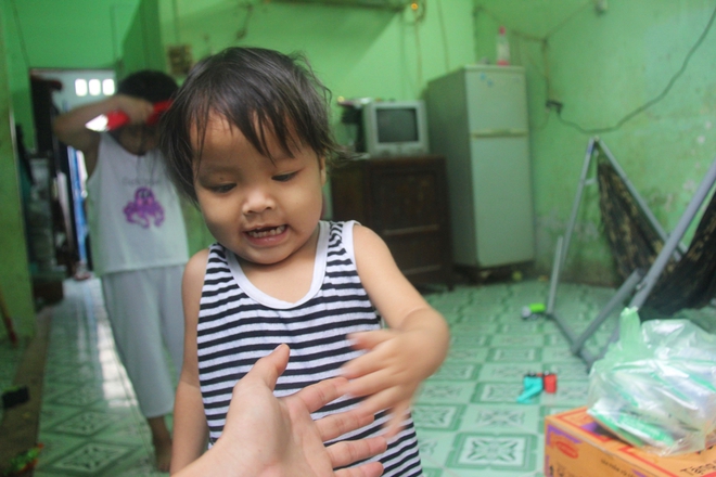 Ông ngoại của 6 đứa trẻ bị nhốt trong nhà, trần truồng gào khóc dưới mưa: Tôi không dám nhận tiền giúp đỡ của ai - Ảnh 13. Ông ngoại của 6 đứa trẻ bị nhốt trong nhà, trần truồng gào khóc dưới mưa: Tôi không dám nhận tiền giúp đỡ của ai - Ảnh 13.