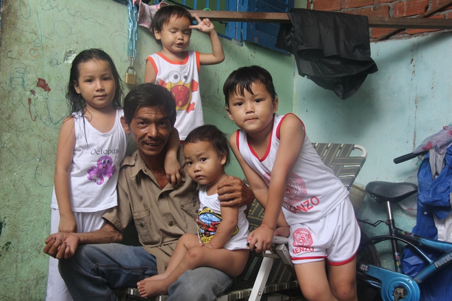 Ông ngoại của 6 đứa trẻ bị nhốt trong nhà, trần truồng gào khóc dưới mưa: Tôi không dám nhận tiền giúp đỡ của ai - Ảnh 21. Ông ngoại của 6 đứa trẻ bị nhốt trong nhà, trần truồng gào khóc dưới mưa: Tôi không dám nhận tiền giúp đỡ của ai - Ảnh 21.