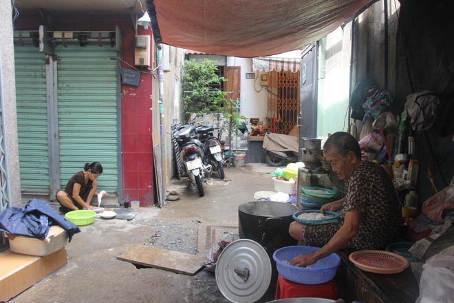 Không nhà cửa, mẹ già gần 100 tuổi tối ngủ ngoài vỉa hè, sáng làm bánh tằm bán kiếm tiền nuôi hai con bệnh tật - Ảnh 5.