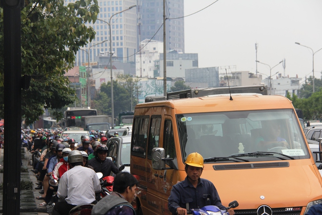 Mưa từ sáng sớm, người Sài Gòn bì bõm lội nước, chen chúc nhau đi làm - Ảnh 1.