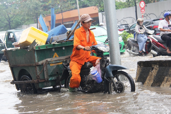 Mưa từ sáng sớm, người Sài Gòn bì bõm lội nước, chen chúc nhau đi làm - Ảnh 6. Mưa từ sáng sớm, người Sài Gòn bì bõm lội nước, chen chúc nhau đi làm - Ảnh 6.