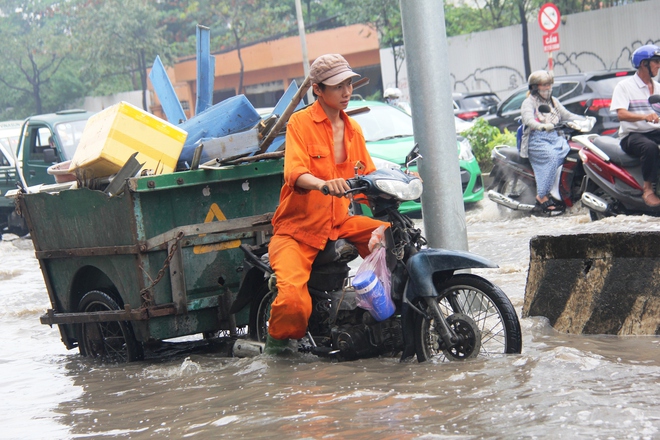 Mưa từ sáng sớm, người Sài Gòn bì bõm lội nước, chen chúc nhau đi làm - Ảnh 6.