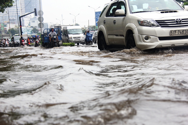 Mưa từ sáng sớm, người Sài Gòn bì bõm lội nước, chen chúc nhau đi làm - Ảnh 10. Mưa từ sáng sớm, người Sài Gòn bì bõm lội nước, chen chúc nhau đi làm - Ảnh 10.