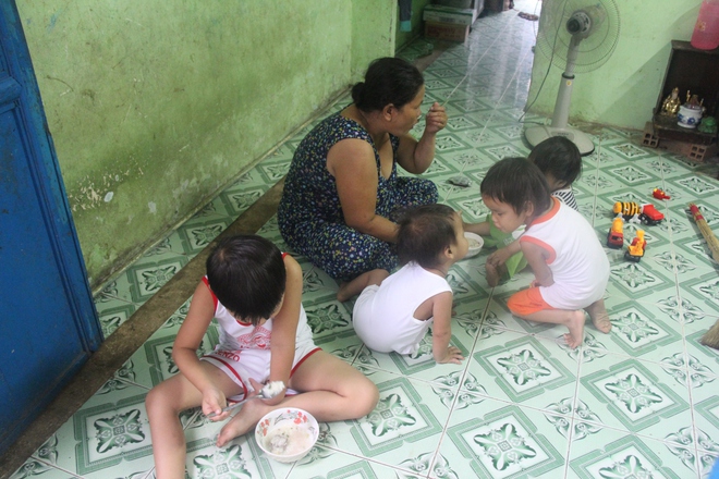Ông ngoại của 6 đứa trẻ bị nhốt trong nhà, trần truồng gào khóc dưới mưa: Tôi không dám nhận tiền giúp đỡ của ai - Ảnh 4. Ông ngoại của 6 đứa trẻ bị nhốt trong nhà, trần truồng gào khóc dưới mưa: Tôi không dám nhận tiền giúp đỡ của ai - Ảnh 4.