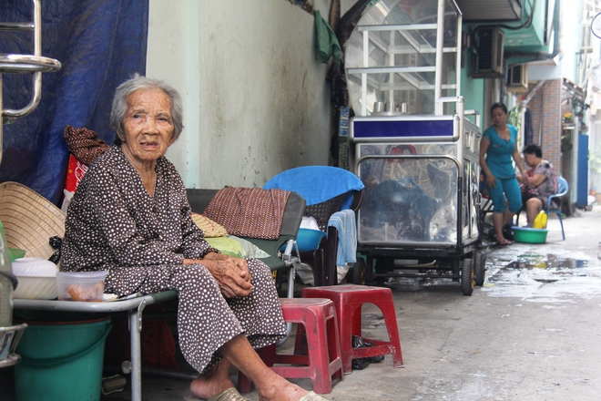 Chuyện đời bà cụ đi ở đợ 60 năm, có chồng con nhưng tuổi già đơn độc, sống nhờ người dưng trong hẻm nhỏ - Ảnh 10.