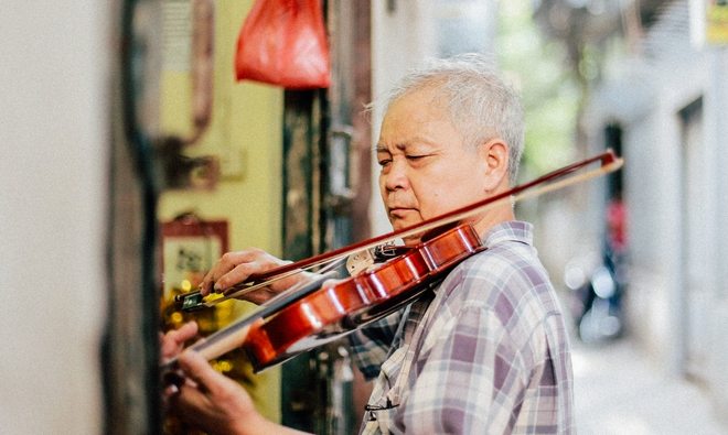 Giữa Hà Nội mùa nắng cháy, quán ốc của ông chủ tay bưng khay, tay kéo violin vẫn nườm nượp khách  - Ảnh 10.